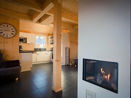 Spacious Chalet With hot tub