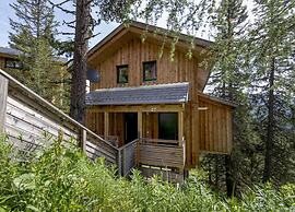 Spacious Chalet With hot tub