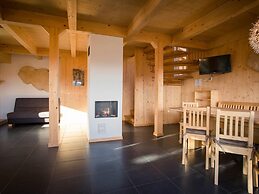 Spacious Chalet With hot tub