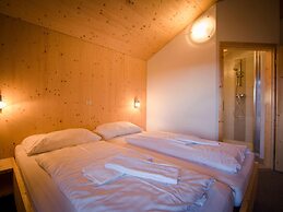 Spacious Chalet With hot tub