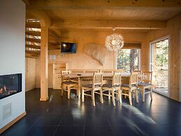 Spacious Chalet With hot tub