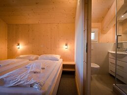 Spacious Chalet With hot tub