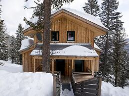 Spacious Chalet With hot tub