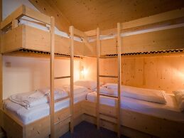 Spacious Chalet With hot tub