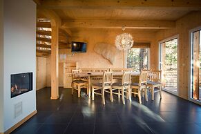 Spacious Chalet With hot tub