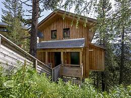 Spacious Chalet With hot tub