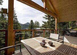 Modern Cottage With Whirlpool