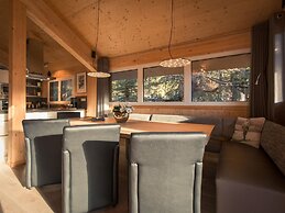 Modern Cottage With Whirlpool