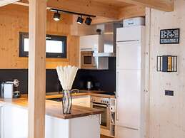 Luxurious Chalet With Outdoor Whirlpool