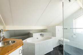 Pleasant Holiday Home on the Water