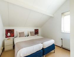 Pleasant Holiday Home on the Water