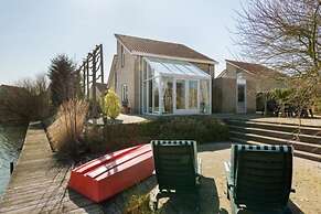 Pleasant Holiday Home on the Water