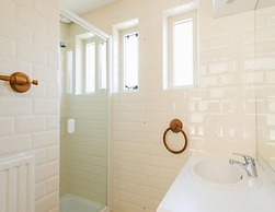 Pleasant Holiday Home on the Water