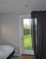 Amazing Bungalow With Garden