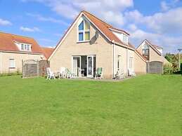 Appealing Bungalow on the Water