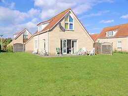 Appealing Bungalow on the Water