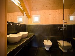 Charming Chalet With Indoor hot tub