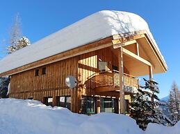 Inviting Chalet With Outdoor hot tub