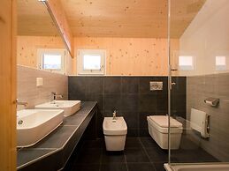 Inviting Chalet With Outdoor hot tub