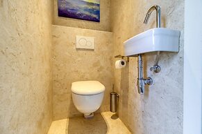 Spacious Holiday Home With Garden