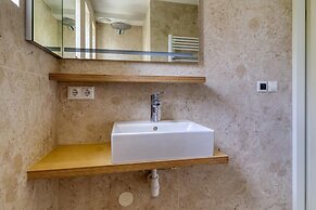 Spacious Holiday Home With Garden