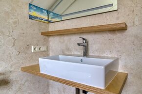 Spacious Holiday Home With Garden