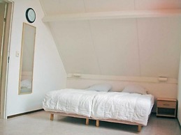 Attractive Bungalow on the Water