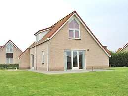 Attractive Bungalow on the Water