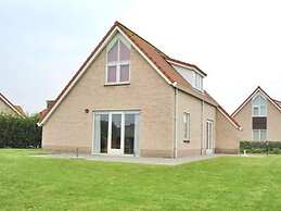 Attractive Bungalow on the Water