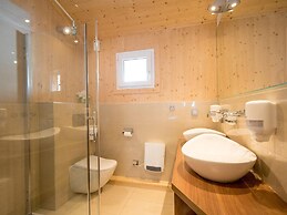 Lush Chalet With hot tub