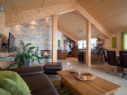 Lush Chalet With hot tub