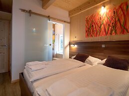 Lush Chalet With hot tub