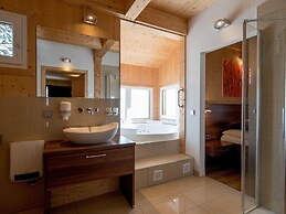 Lush Chalet With hot tub