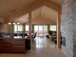 Lush Chalet With hot tub