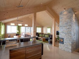 Lush Chalet With hot tub