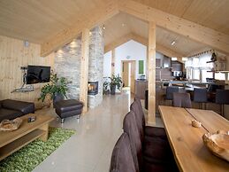 Lush Chalet With hot tub
