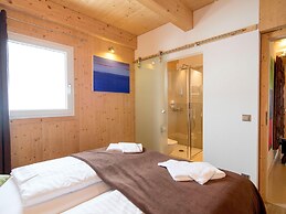 Lush Chalet With hot tub