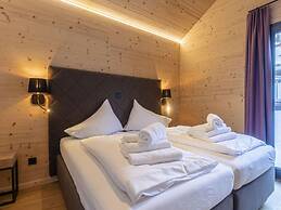 Superior Chalet With hot tub