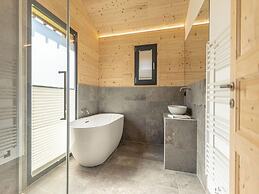 Superior Chalet With hot tub