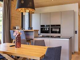 Superior Chalet With hot tub