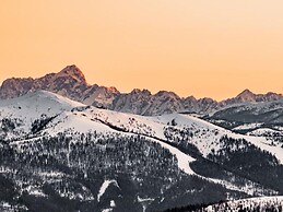 Superior Chalet With hot tub