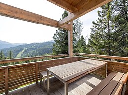 Lush Chalet With Indoor hot tub