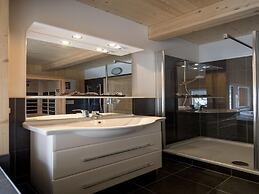 Lush Chalet With Indoor hot tub