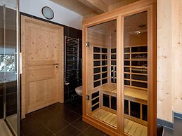 Lush Chalet With Indoor hot tub