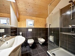 Lush Chalet With Indoor hot tub