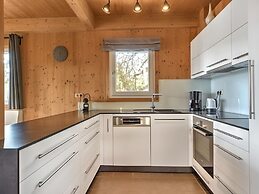 Lush Chalet With Indoor hot tub