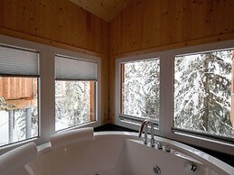 Lush Chalet With Indoor hot tub