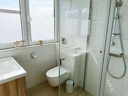 Amazing Bungalow With Garden