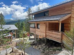 Welcoming Chalet With hot tub