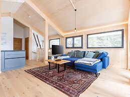 Welcoming Chalet With hot tub